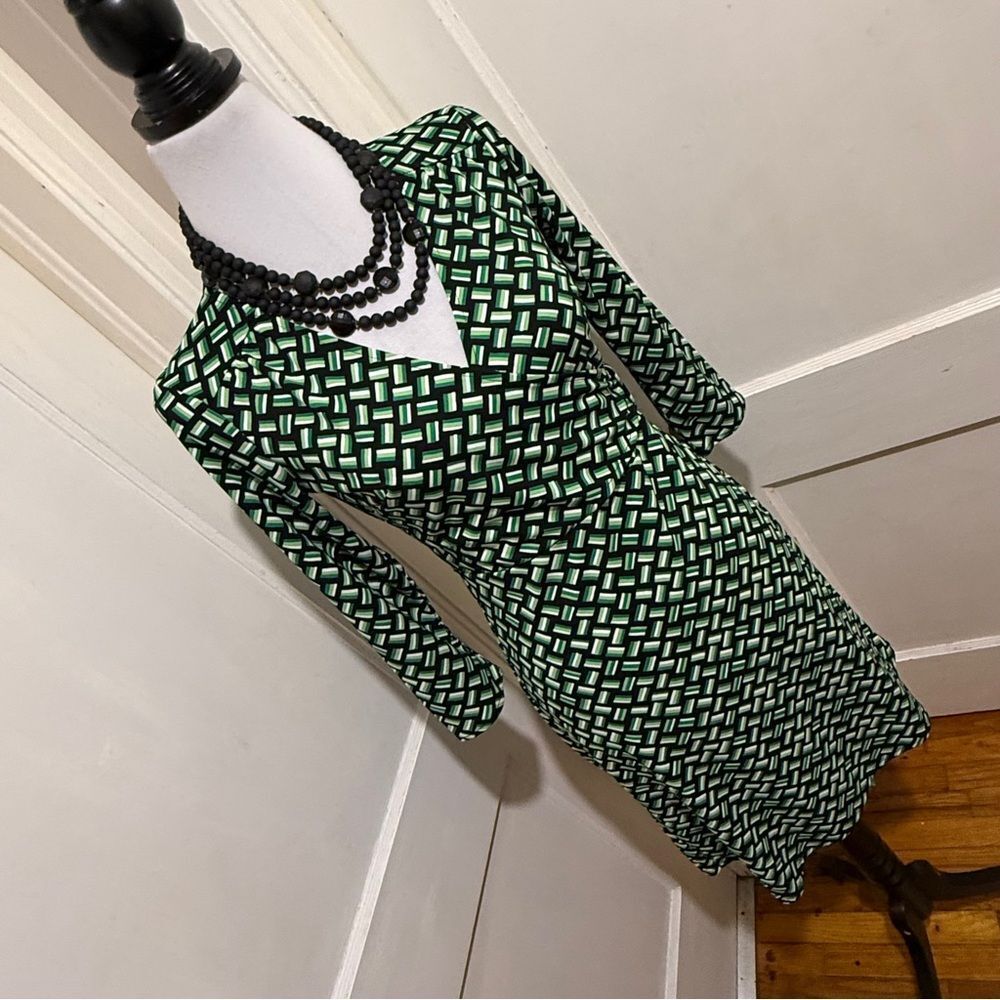LOFT Petite 2 Green and White Geometric Jersey Dress - Like New